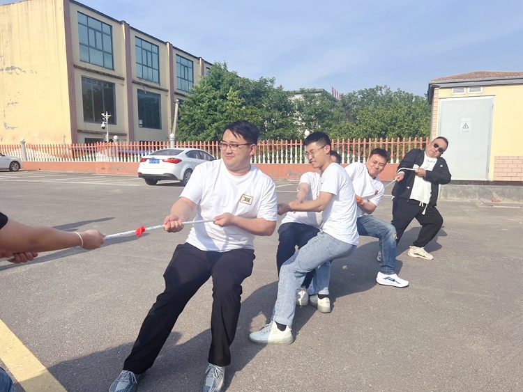 青岛中邦凌5月份启动会拔河比赛