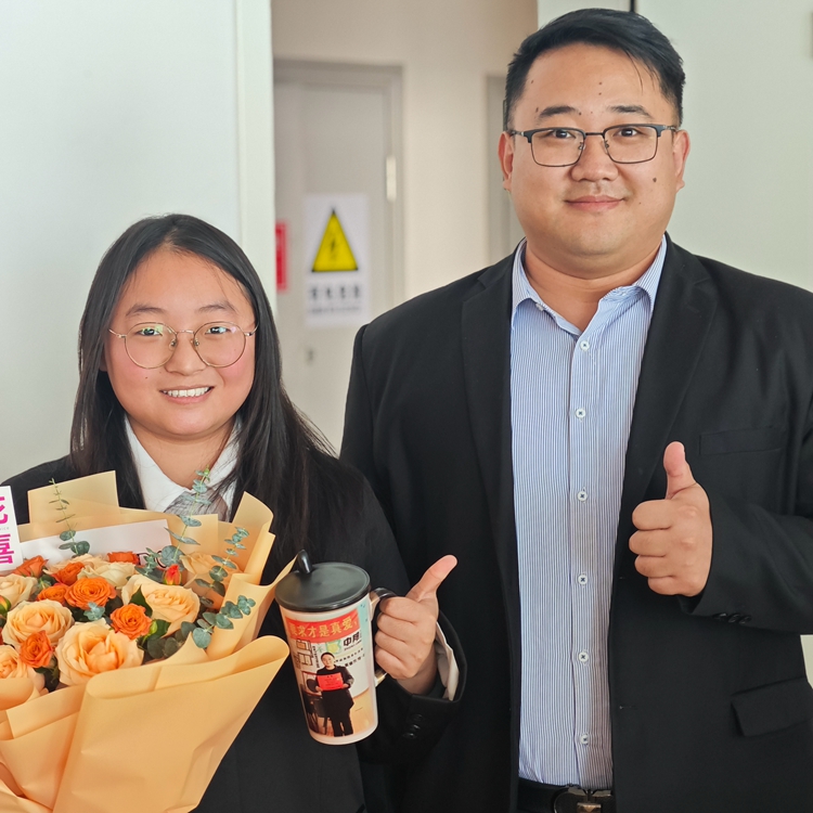 青岛安捷能庆贺同事入职一周年