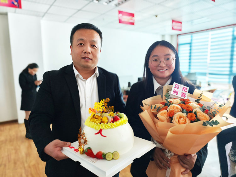 青岛安捷能庆贺同事入职一周年