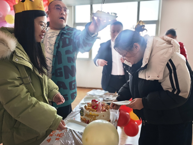 情暖职场——青岛安捷能庆贺员工入职一周年纪念！
