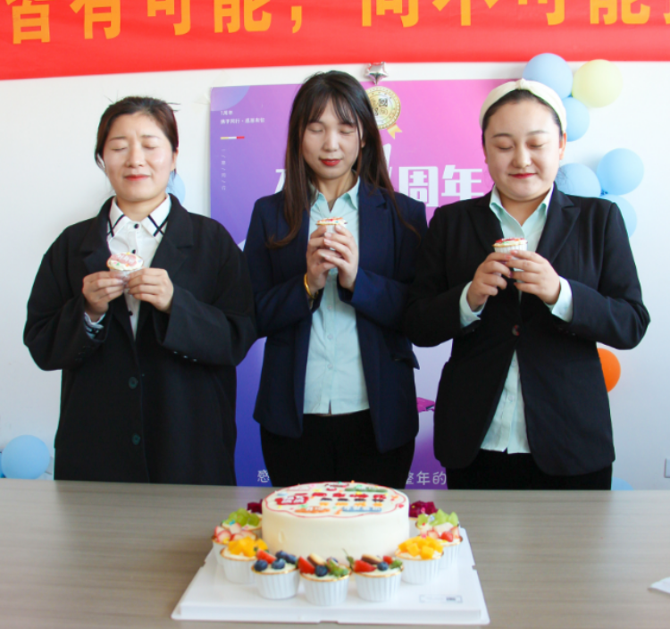 庆祝员工入职的一周年！致敬每一位辛勤付出的员工。